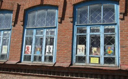 Рисунки Победы в окнах музея