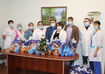 Медицинским работникам ковидного госпиталя Далматовской ЦРБ вручили новогодние подарки
